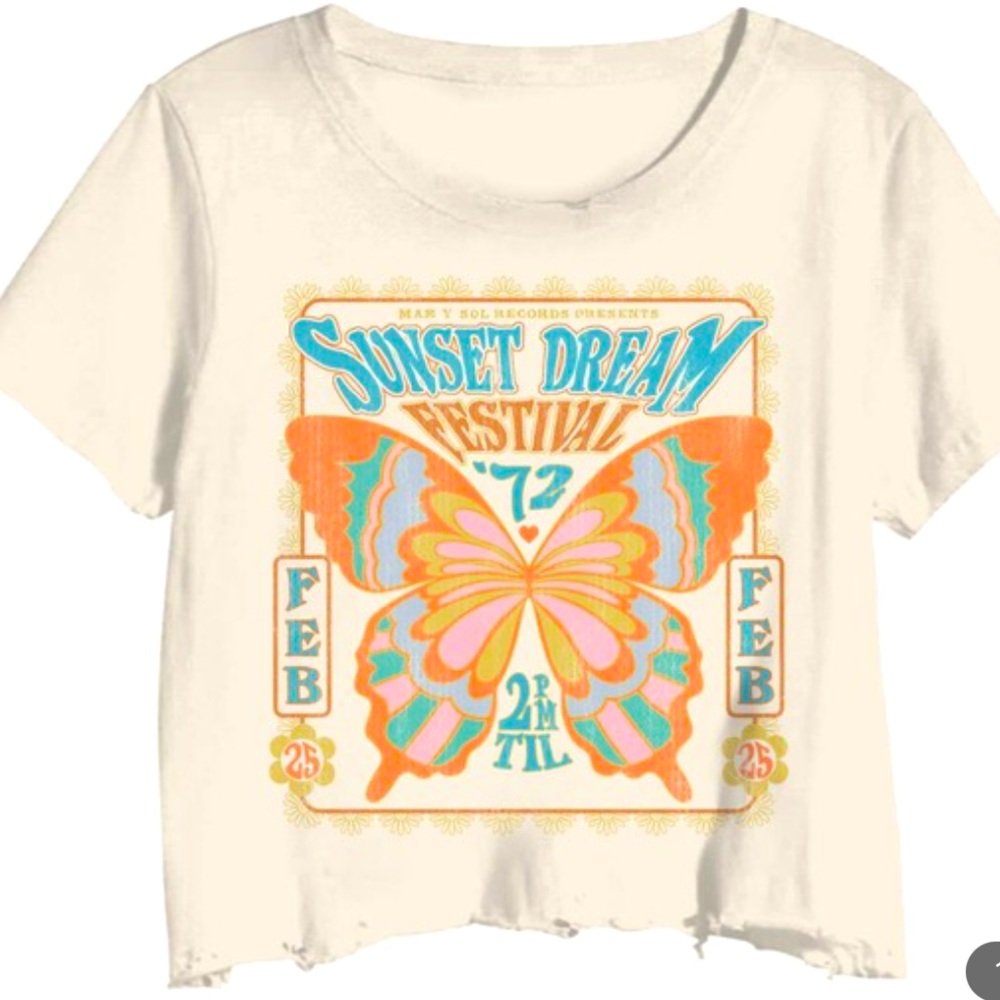 Brand new with tags!! Love these cropped vintage tees.